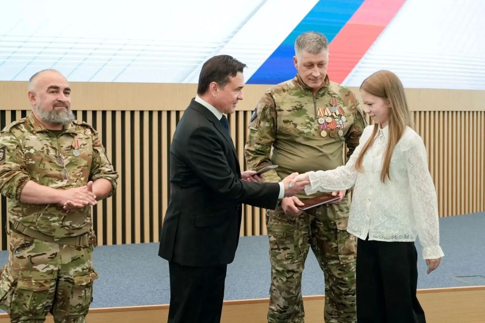 Губернатор Московской области вручил паспорт отличнице из Долгопрудного Губернатор Московской области вручил паспорт отличнице из Долгопрудного