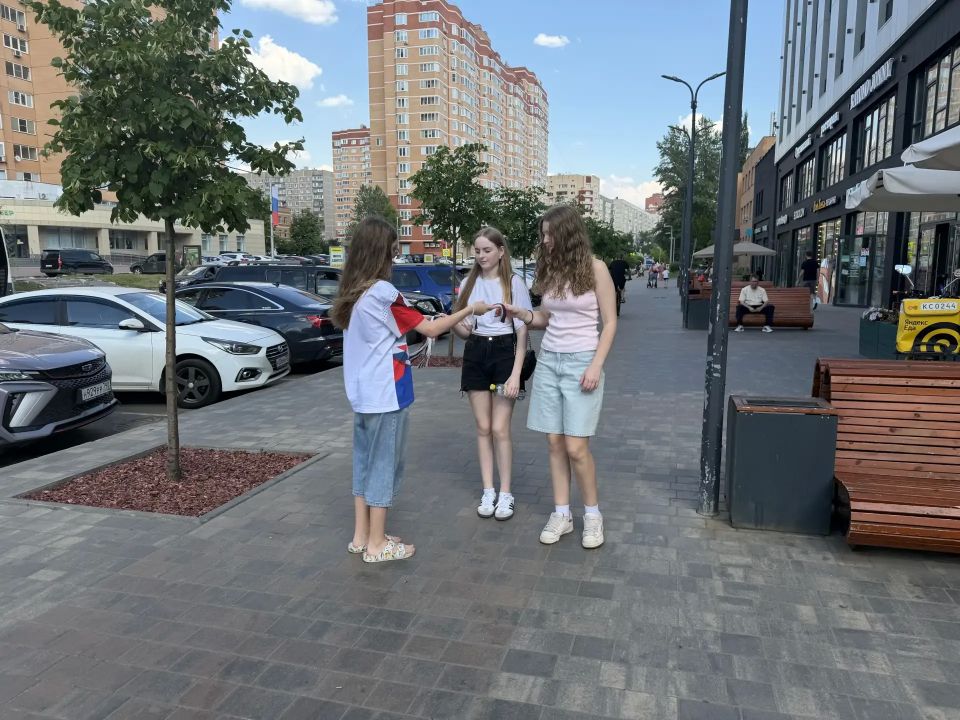 Дзержинские волонтеры поздравили жителей Люберец с Днем России