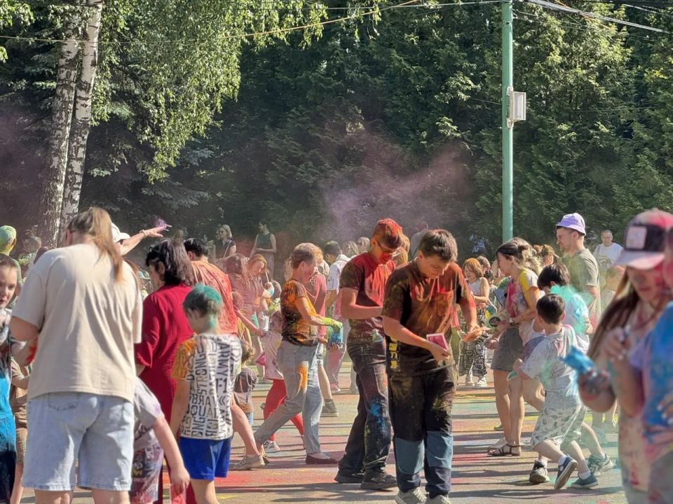 В Ленинском городском округе состоялся Фестиваль красок, который собрал гостей и жителей города на площадке Центрального парка