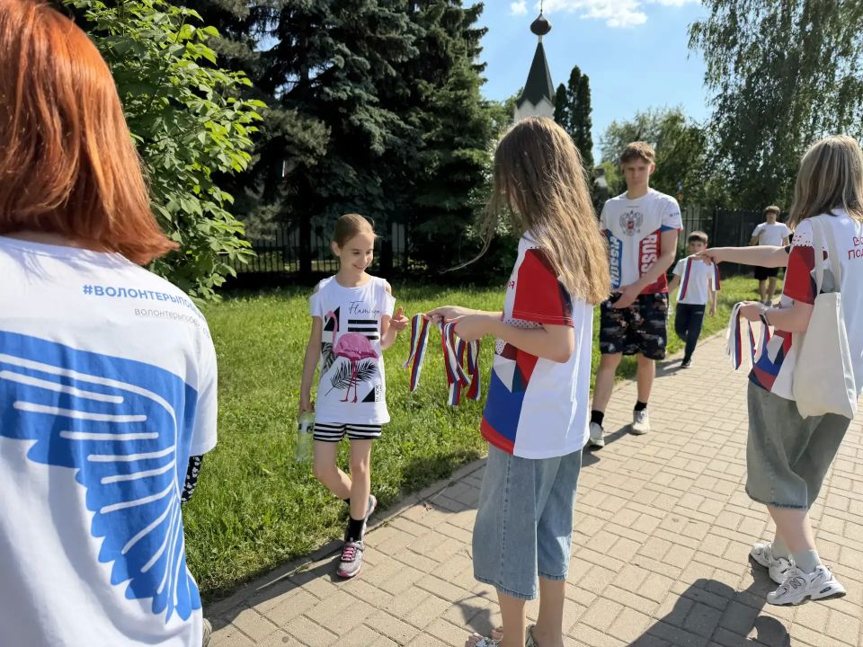 Дзержинские волонтеры поздравили жителей Люберец с Днем России Дзержинские волонтеры поздравили жителей Люберец с Днем России