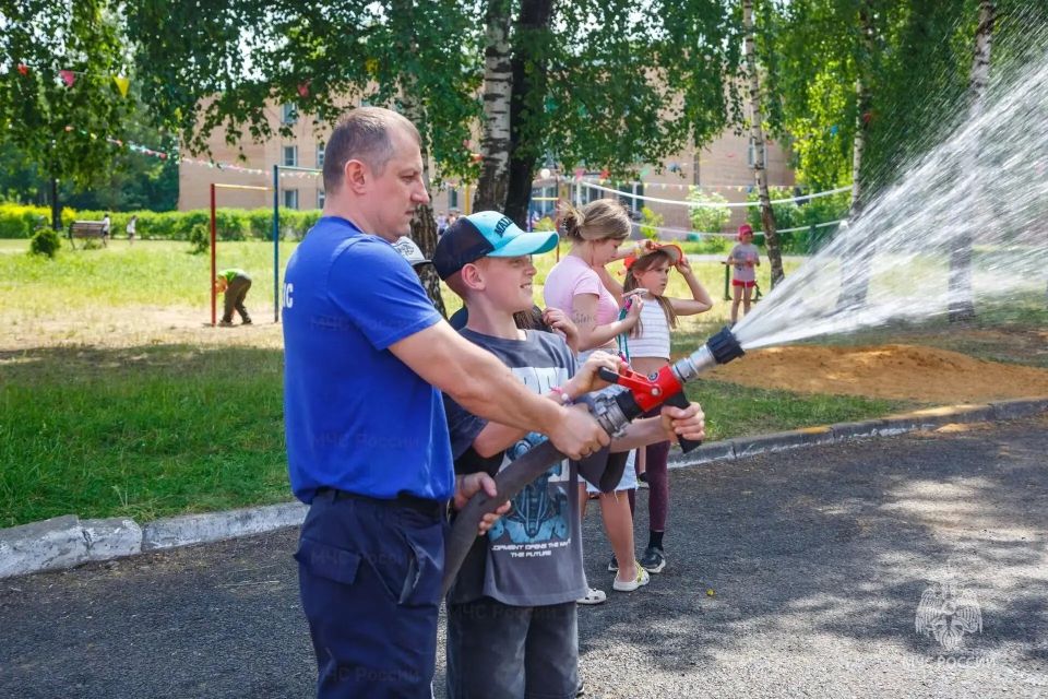Безопасное лето: инспекторы МЧС России провели урок в лагере «Гудвин» Безопасное лето: инспекторы МЧС России провели урок в лагере «Гудвин»