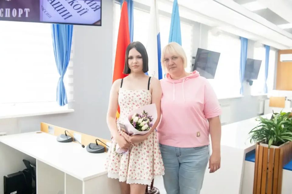 Татьяна Витушева: Сегодня, в преддверии Дня России, в торжественной обстановке вручила главный документ в жизни каждого человека – паспорт гражданина Российской Федерации Татьяна Витушева: Сегодня, в преддверии Дня России, в торжественной обстановке вручила главный документ в жизни каждого человека – паспорт гражданина Российской Федерации