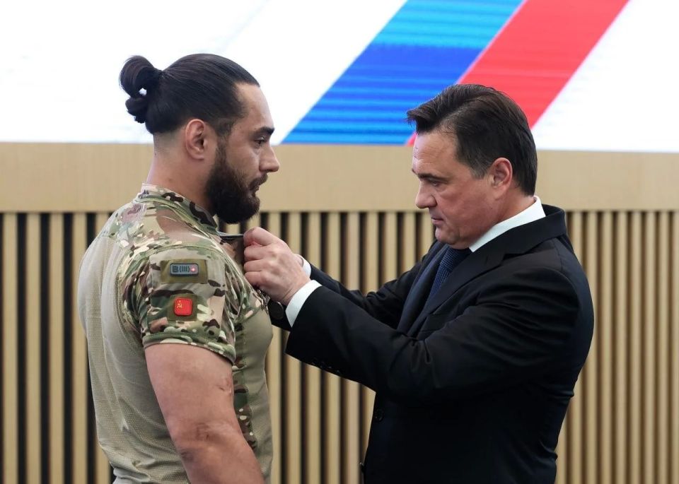 Андрей Воробьев: Накануне Дня России вместе с добровольцами легендарного отряда «БАРС» вручили первые паспорта юным жителям Подмосковья Андрей Воробьев: Накануне Дня России вместе с добровольцами легендарного отряда «БАРС» вручили первые паспорта юным жителям Подмосковья