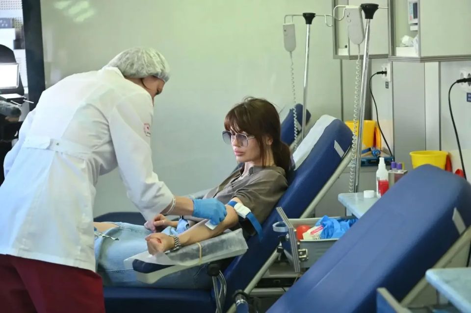 Единый день сдачи крови, приуроченный ко Всемирному дню донора крови прошел в Ледовом дворце "Арена "Балашиха" им. Ю.Е. Ляпкина. Желающими сдать свою кровь, чтобы помочь нуждающимся, стали более 100 человек Единый день сдачи крови, приуроченный ко Всемирному дню донора крови прошел в Ледовом дворце "Арена "Балашиха" им. Ю.Е. Ляпкина. Желающими сдать свою кровь, чтобы помочь нуждающимся, стали более 100 человек