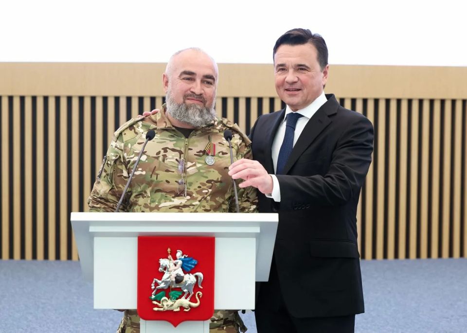 Андрей Воробьев: Накануне Дня России вместе с добровольцами легендарного отряда «БАРС» вручили первые паспорта юным жителям Подмосковья Андрей Воробьев: Накануне Дня России вместе с добровольцами легендарного отряда «БАРС» вручили первые паспорта юным жителям Подмосковья