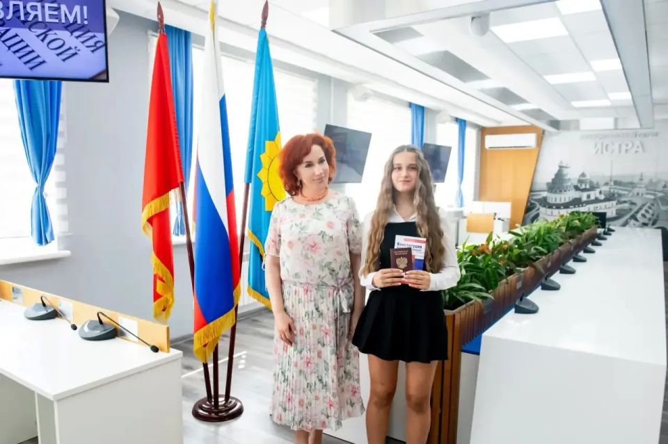 Татьяна Витушева: Сегодня, в преддверии Дня России, в торжественной обстановке вручила главный документ в жизни каждого человека – паспорт гражданина Российской Федерации Татьяна Витушева: Сегодня, в преддверии Дня России, в торжественной обстановке вручила главный документ в жизни каждого человека – паспорт гражданина Российской Федерации