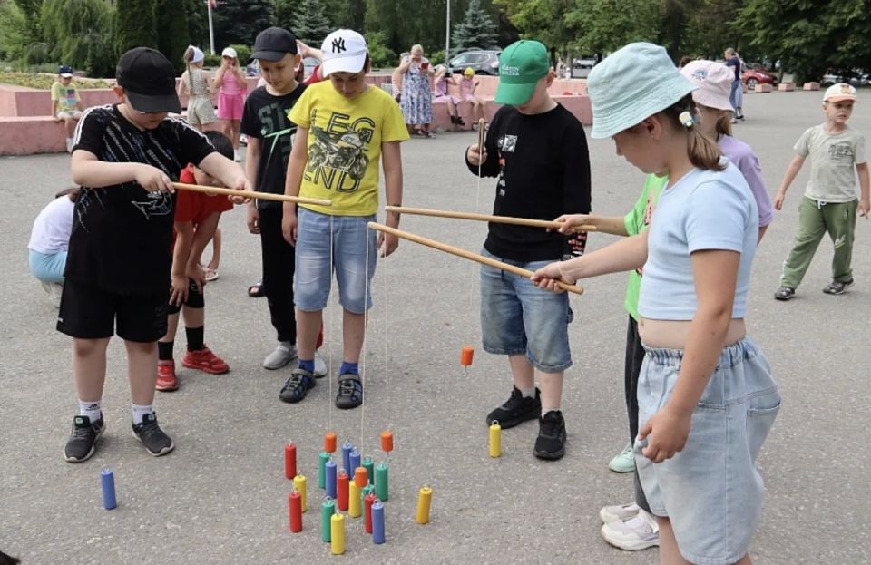 В рамках проекта «Лето в Подмосковье» на площади ДК «Юбилейный» для ребят из детского лагеря дневного пребывания «Непоседы» МОУ «СОШ «Вектор» прошел мастер-класс по дворовым играм «Час веселых затей» В рамках проекта «Лето в Подмосковье» на площади ДК «Юбилейный» для ребят из детского лагеря дневного пребывания «Непоседы» МОУ «СОШ «Вектор» прошел мастер-класс по дворовым играм «Час веселых затей»
