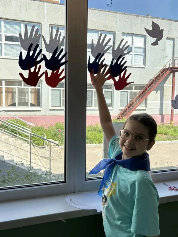 Акция «Окна России» стартовала в 29 летних оздоровительных лагерях на базе общеобразовательных организаций округа Акция «Окна России» стартовала в 29 летних оздоровительных лагерях на базе общеобразовательных организаций округа