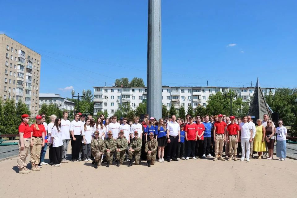 В преддверии Дня России на флагштоке состоялось торжественное поднятие флага В преддверии Дня России на флагштоке состоялось торжественное поднятие флага