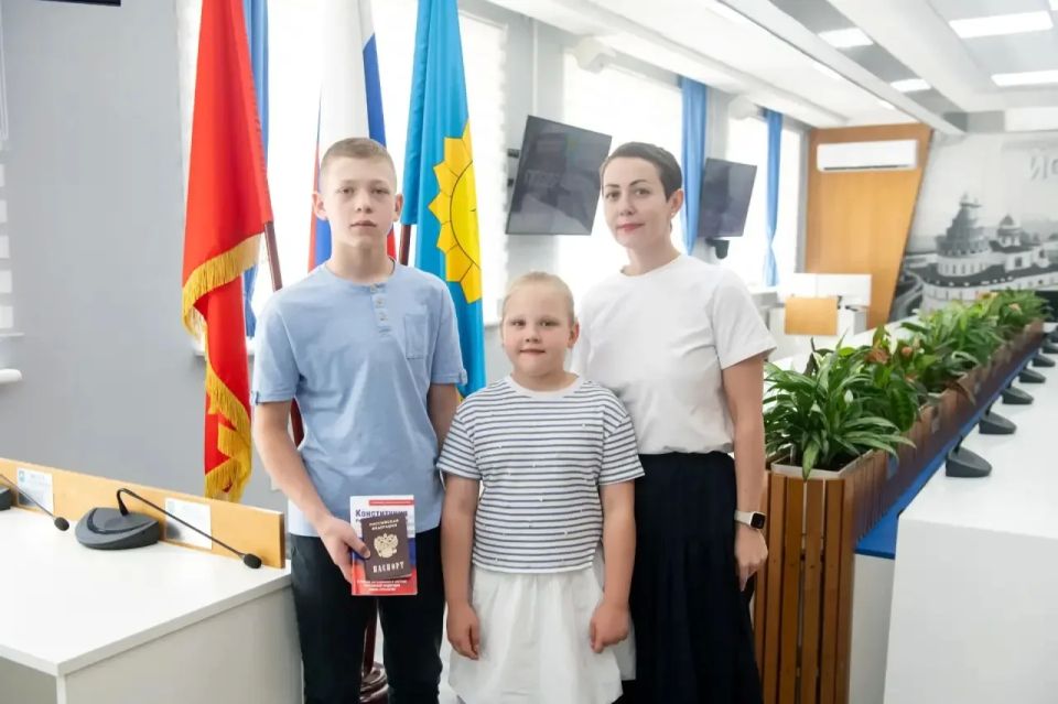 Татьяна Витушева: Сегодня, в преддверии Дня России, в торжественной обстановке вручила главный документ в жизни каждого человека – паспорт гражданина Российской Федерации Татьяна Витушева: Сегодня, в преддверии Дня России, в торжественной обстановке вручила главный документ в жизни каждого человека – паспорт гражданина Российской Федерации