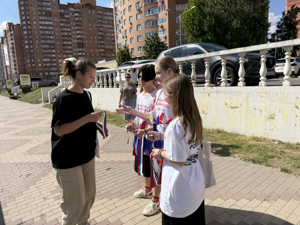 Дзержинские волонтеры поздравили жителей Люберец с Днем России Дзержинские волонтеры поздравили жителей Люберец с Днем России