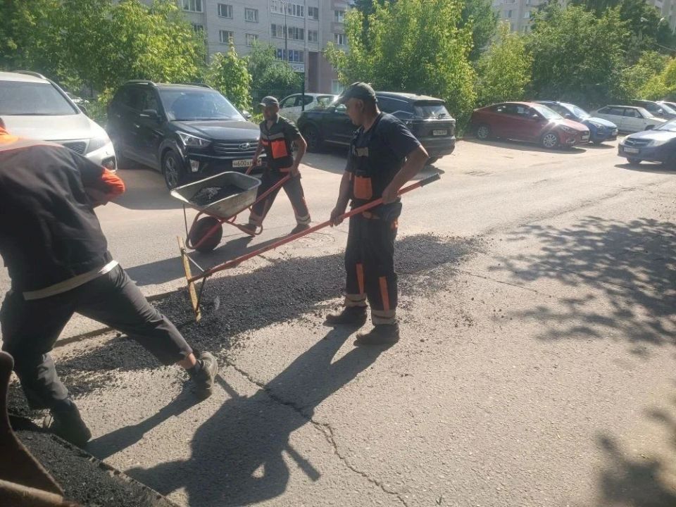 Сегодня, 11 июня, сотрудники предприятия «Автобытдор» проведут ямочный ремонт на дорогах и дворовых территориях по следующим адресам: Сегодня, 11 июня, сотрудники предприятия «Автобытдор» проведут ямочный ремонт на дорогах и дворовых территориях по следующим адресам: