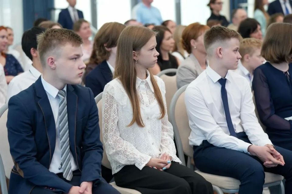 Губернатор Московской области вручил паспорт отличнице из Долгопрудного Губернатор Московской области вручил паспорт отличнице из Долгопрудного