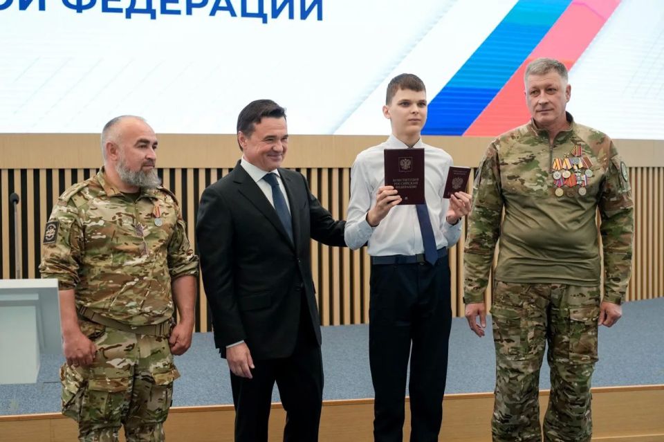 Андрей Воробьев: Накануне Дня России вместе с добровольцами легендарного отряда «БАРС» вручили первые паспорта юным жителям Подмосковья