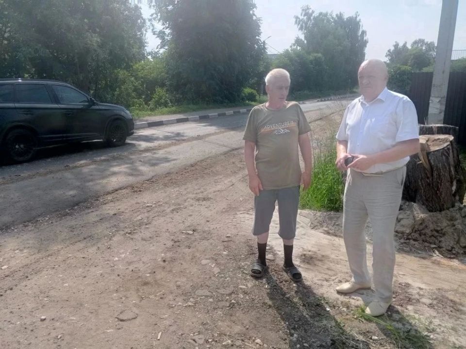 10 июня 2026 года на проезжей части, у поворота на деревню Косякино, произошёл инцидент: из проезжавшего КамАЗа высыпались тушки кур и их внутренности 10 июня 2026 года на проезжей части, у поворота на деревню Косякино, произошёл инцидент: из проезжавшего КамАЗа высыпались тушки кур и их внутренности