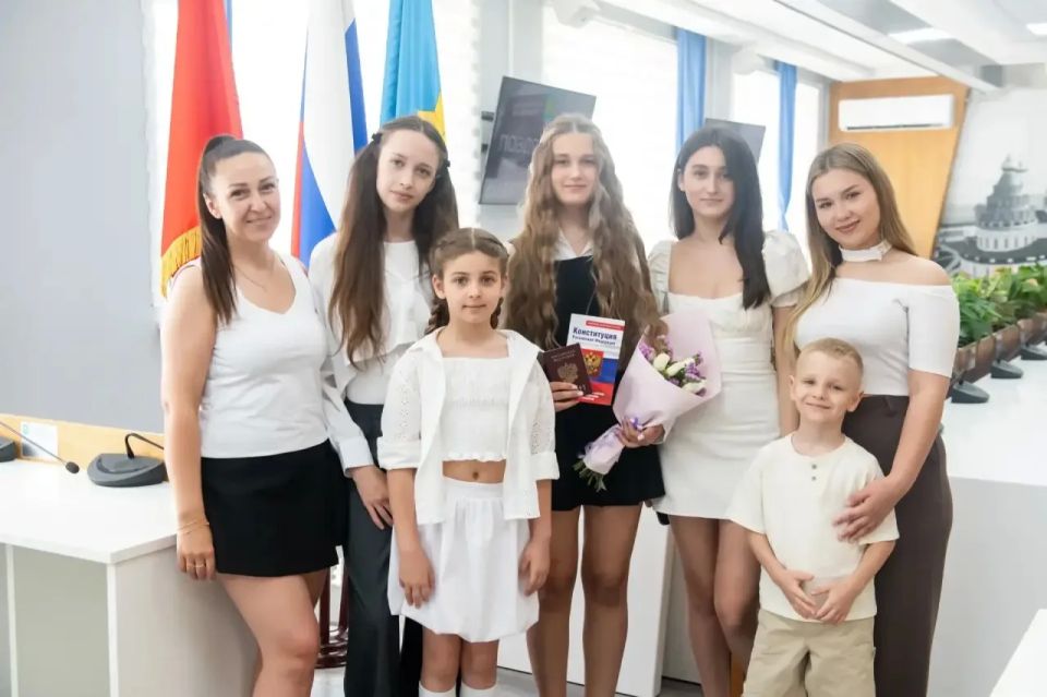 Татьяна Витушева: Сегодня, в преддверии Дня России, в торжественной обстановке вручила главный документ в жизни каждого человека – паспорт гражданина Российской Федерации Татьяна Витушева: Сегодня, в преддверии Дня России, в торжественной обстановке вручила главный документ в жизни каждого человека – паспорт гражданина Российской Федерации