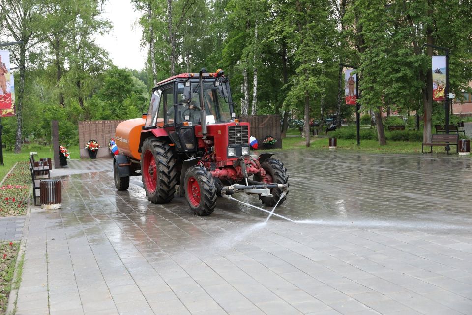 Жара, жара: в Долгопрудном продолжается уборка улиц и окос травы