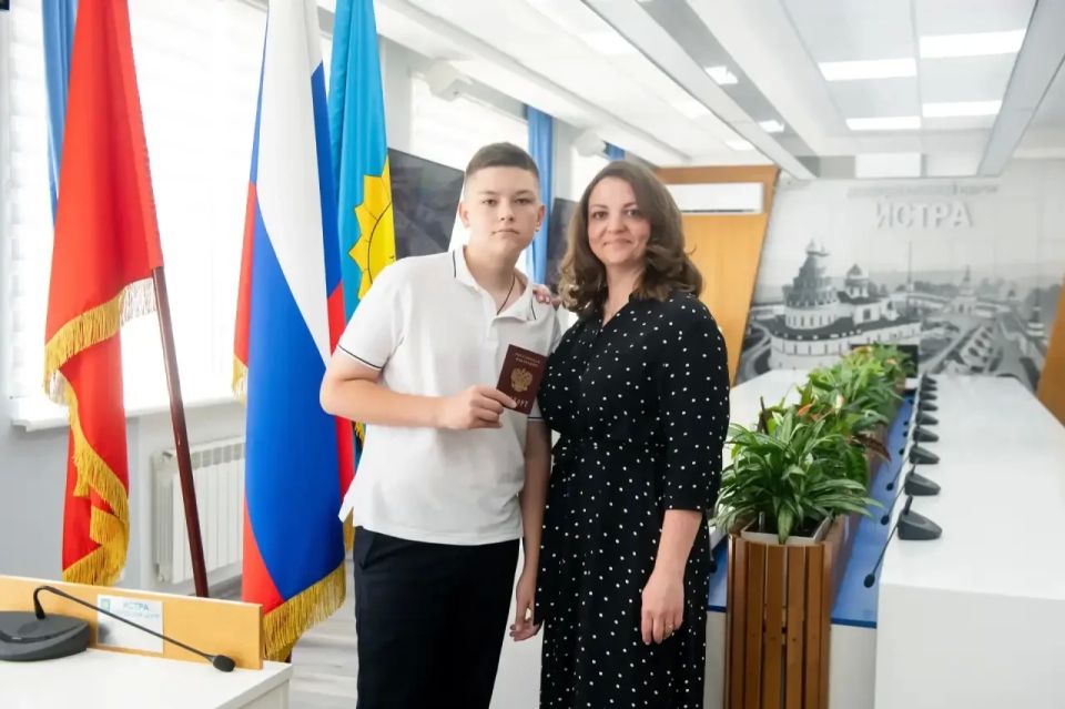 Татьяна Витушева: Сегодня, в преддверии Дня России, в торжественной обстановке вручила главный документ в жизни каждого человека – паспорт гражданина Российской Федерации Татьяна Витушева: Сегодня, в преддверии Дня России, в торжественной обстановке вручила главный документ в жизни каждого человека – паспорт гражданина Российской Федерации