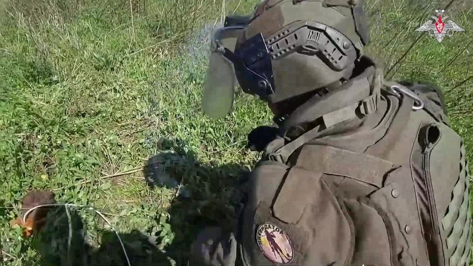 Военнослужащие 92-го саперного полка группировки «Север» уничтожили взрывоопасные предметы ВСУ при разминировании сельскохозяйственных угодий и приграничных территорий