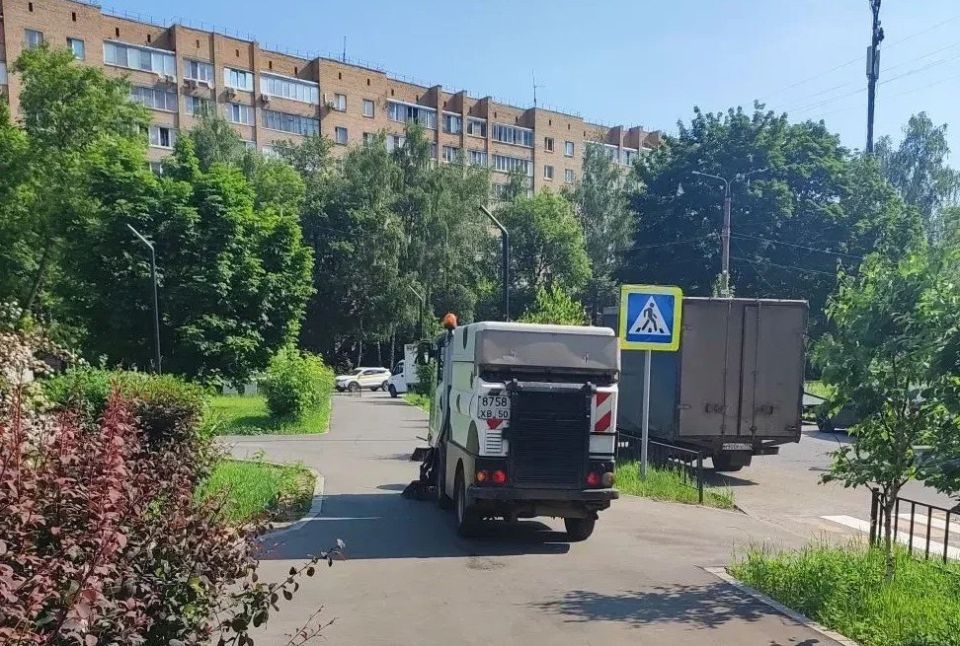 Жара, жара: в Долгопрудном продолжается уборка улиц и окос травы Жара, жара: в Долгопрудном продолжается уборка улиц и окос травы