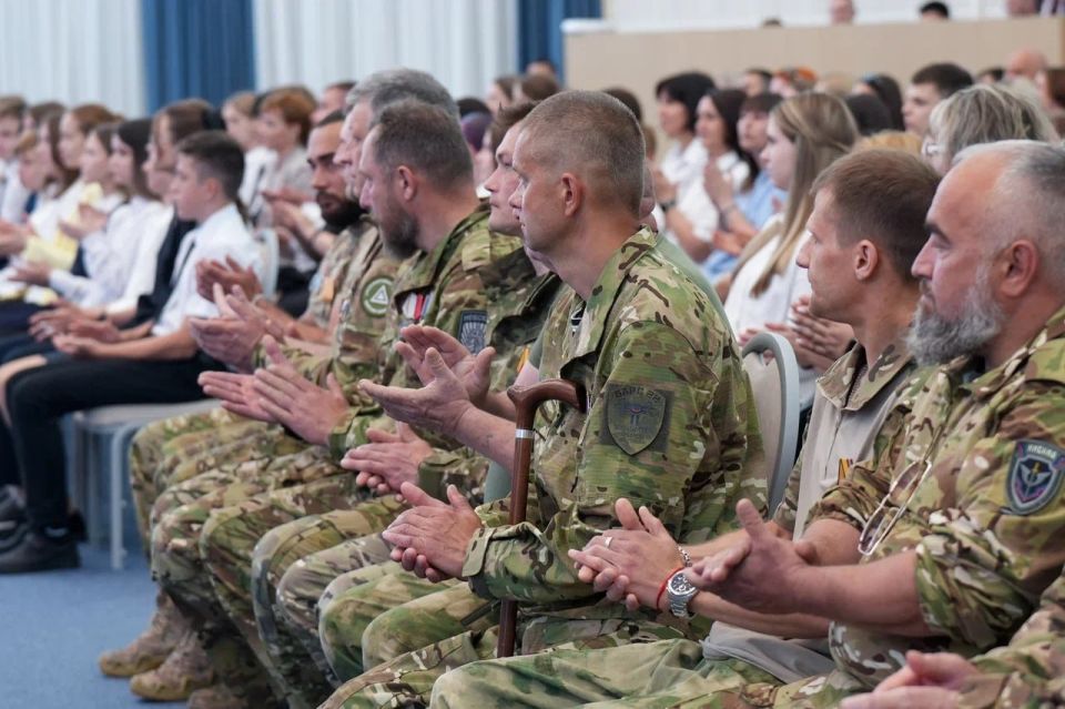 Андрей Воробьев вручил награды бойцам БАРС и первые паспорта РФ юным гражданам Андрей Воробьев вручил награды бойцам БАРС и первые паспорта РФ юным гражданам