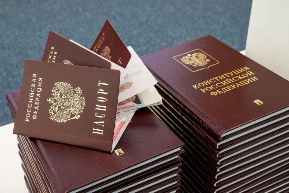 Накануне Дня России Губернатор Андрей Воробьёв вместе с бойцами отряда БАРС вручил первые паспорта юным жителям Подмосковья Накануне Дня России Губернатор Андрей Воробьёв вместе с бойцами отряда БАРС вручил первые паспорта юным жителям Подмосковья