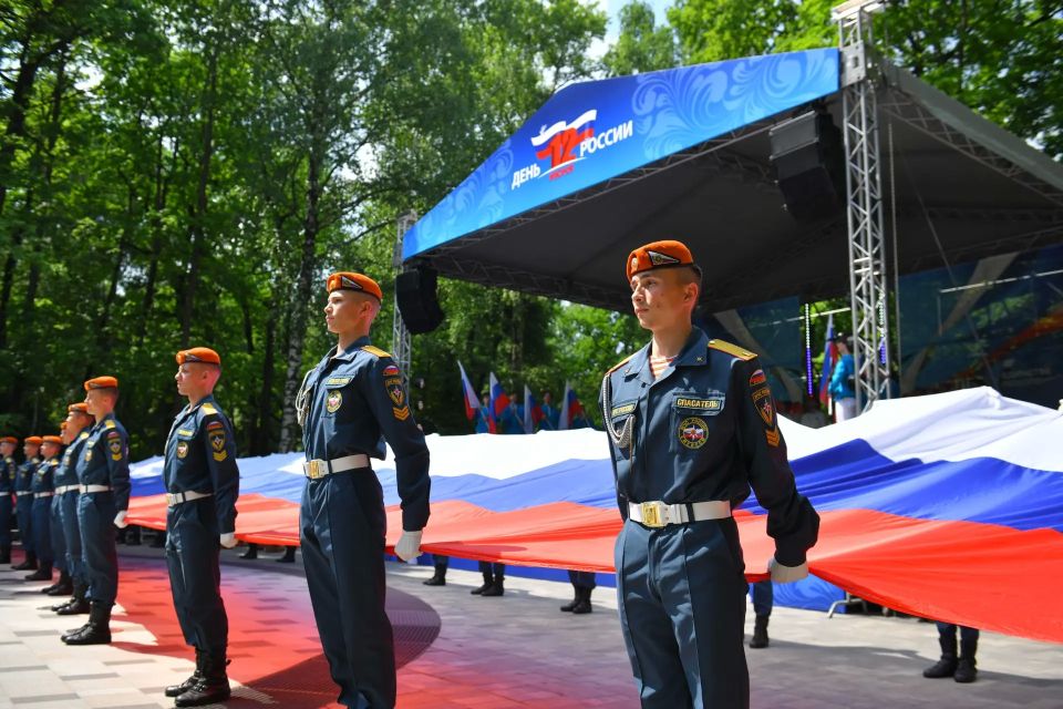 Концерт, мастер-классы и народные промыслы: как в Химках отметили День России Концерт, мастер-классы и народные промыслы: как в Химках отметили День России