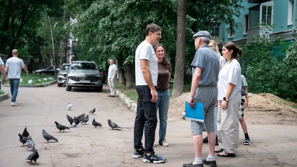 Владимир Волков: Работа служб по содержанию территории не останавливается в выходные и праздники - сегодня с коллегами проверили, как идет уборка дворов в городе Владимир Волков: Работа служб по содержанию территории не останавливается в выходные и праздники - сегодня с коллегами проверили, как идет уборка дворов в городе