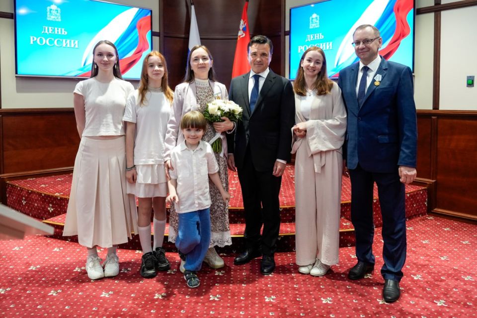 Губернатор Андрей Воробьев поздравил жителей Московской области с Днем России и вручил государственные и региональные награды Губернатор Андрей Воробьев поздравил жителей Московской области с Днем России и вручил государственные и региональные награды