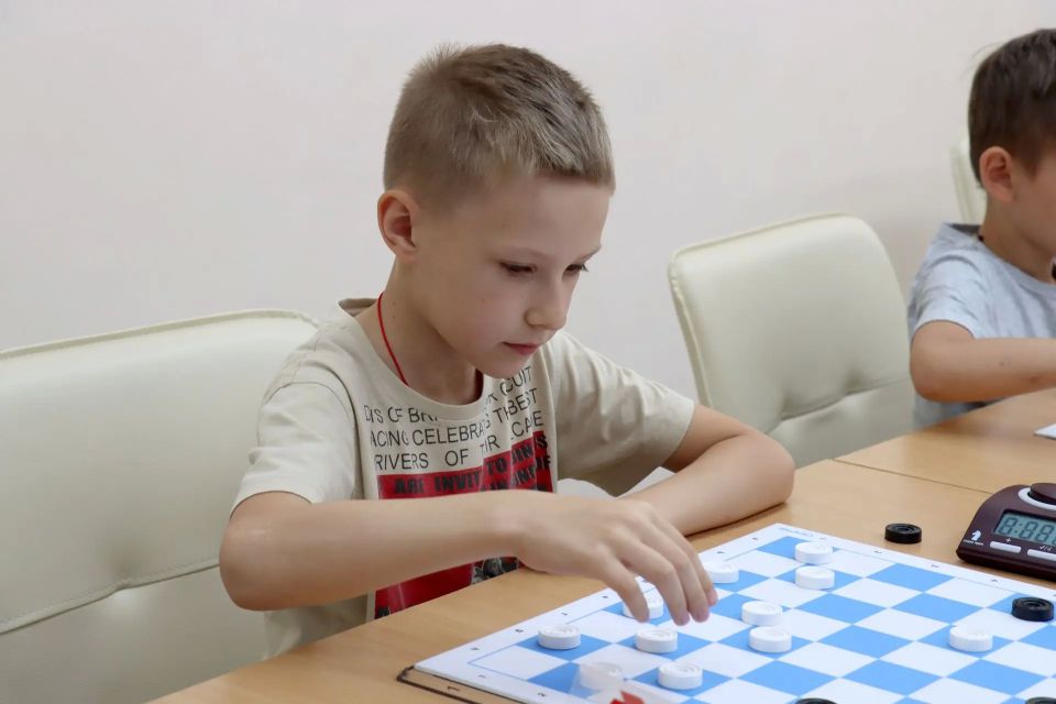Шашечный турнир ко Дню России: стратегия, характер и любовь к игре Шашечный турнир ко Дню России: стратегия, характер и любовь к игре