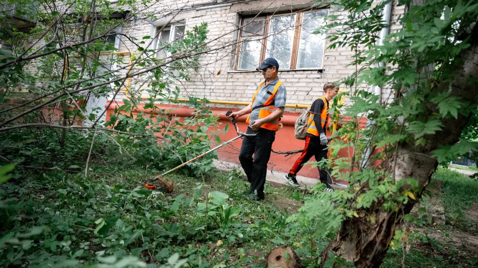 Владимир Волков: Работа служб по содержанию территории не останавливается в выходные и праздники - сегодня с коллегами проверили, как идет уборка дворов в городе Владимир Волков: Работа служб по содержанию территории не останавливается в выходные и праздники - сегодня с коллегами проверили, как идет уборка дворов в городе