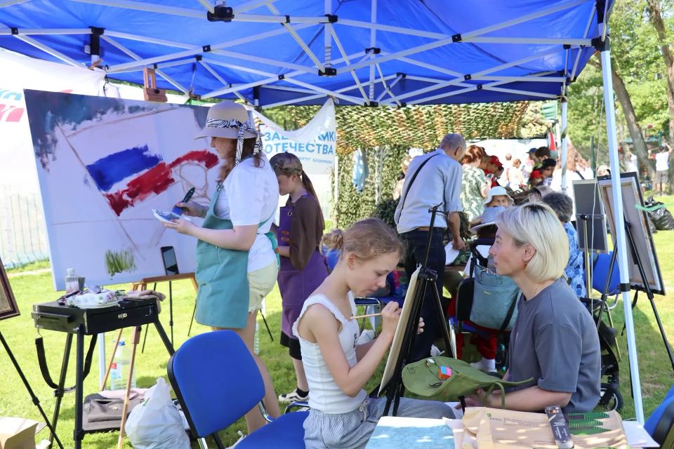 В Ступино установлен рекорд России по плетению маскировочных сетей для участников СВО В Ступино установлен рекорд России по плетению маскировочных сетей для участников СВО