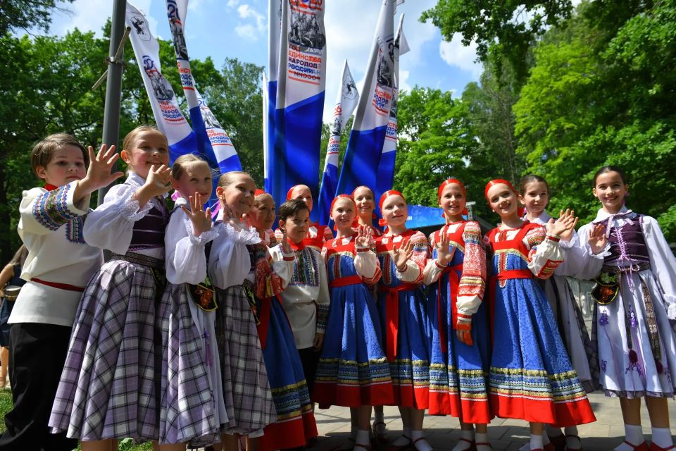 Концерт, мастер-классы и народные промыслы: как в Химках отметили День России Концерт, мастер-классы и народные промыслы: как в Химках отметили День России