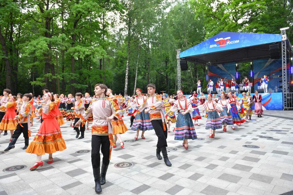 Концерт, мастер-классы и народные промыслы: как в Химках отметили День России Концерт, мастер-классы и народные промыслы: как в Химках отметили День России