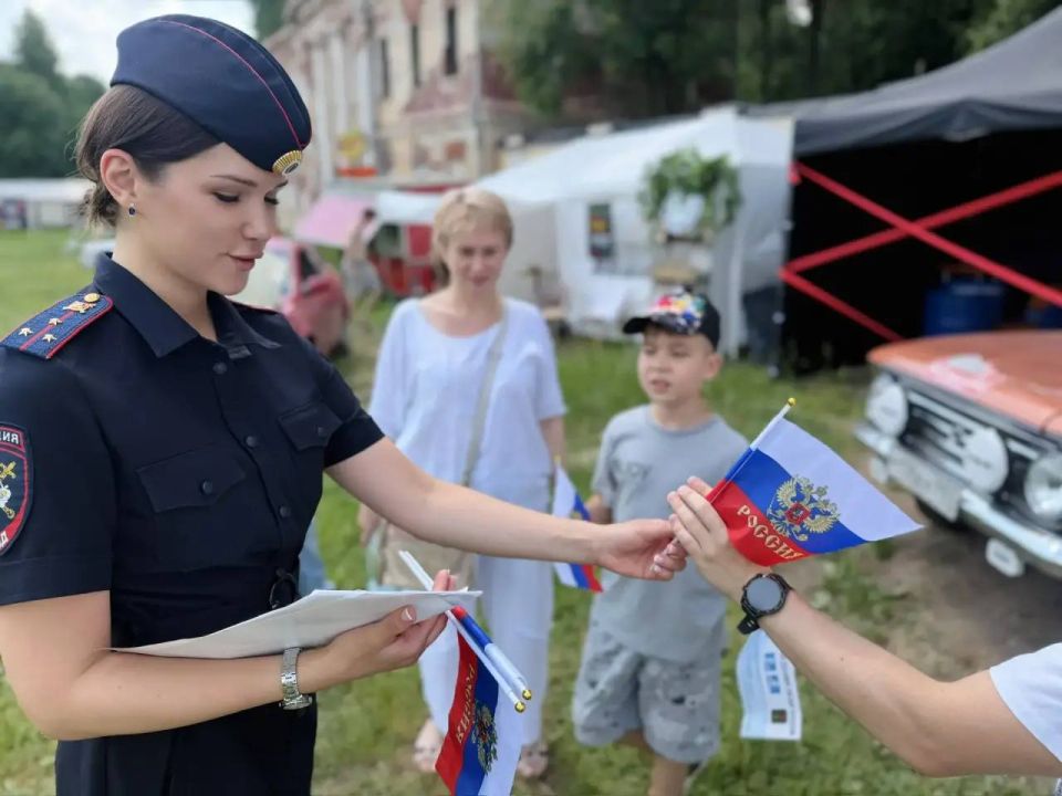 В преддверии Дня России сотрудники Госавтоинспекции г.о. Щелково стали участниками масштабной и зрелищной выставки «Автоэкзотика», которая прошла на территории живописной Усадьбы Гребнево В преддверии Дня России сотрудники Госавтоинспекции г.о. Щелково стали участниками масштабной и зрелищной выставки «Автоэкзотика», которая прошла на территории живописной Усадьбы Гребнево