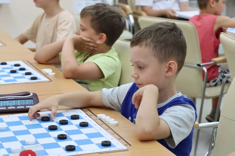 Шашечный турнир ко Дню России: стратегия, характер и любовь к игре Шашечный турнир ко Дню России: стратегия, характер и любовь к игре