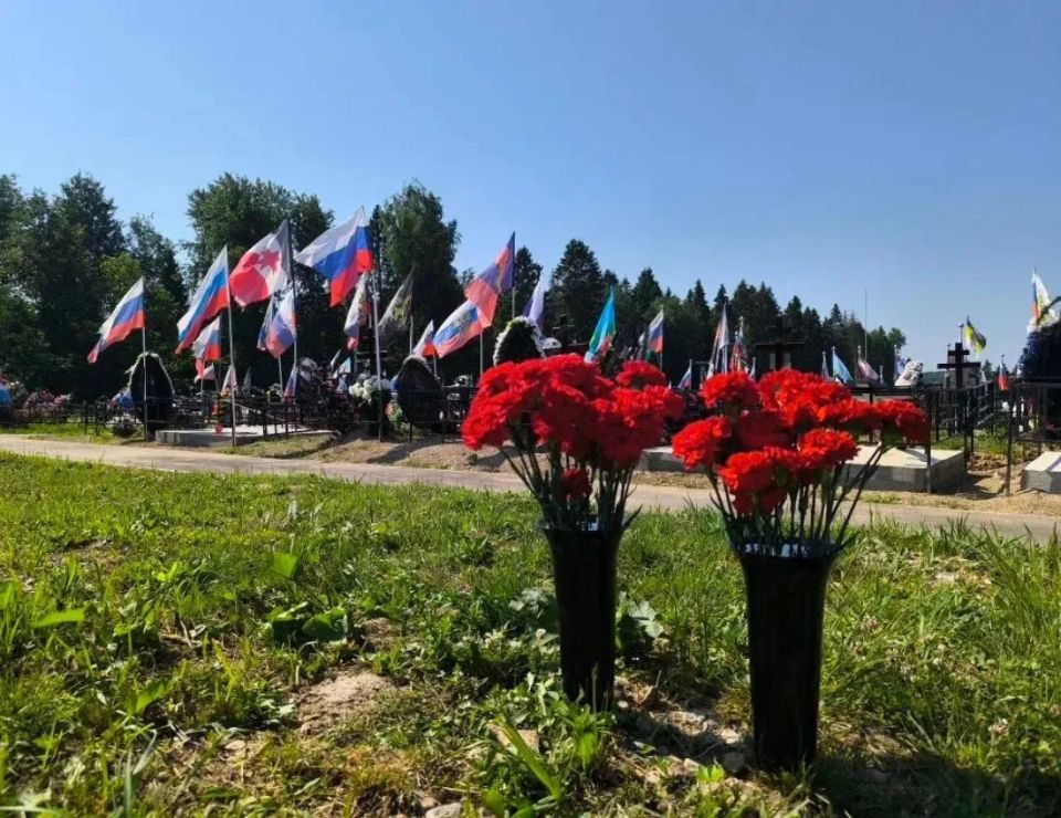 Сегодня, в День России, представители администрации и ветеранских организаций округа собрались, чтобы почтить память наших земляков — тех, кто погиб, защищая Родину в ходе специальной военной операции, и тех, кто сегодня...