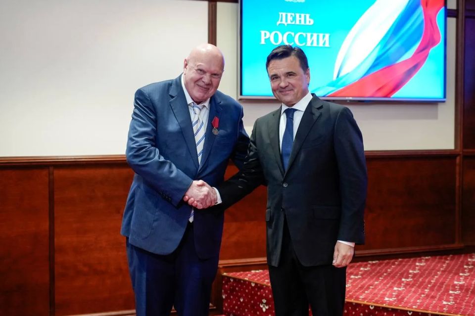 Андрей Воробьев: В честь Дня России вручил федеральные и региональные награды людям, которые своим трудом помогают развивать Подмосковье и всю страну Андрей Воробьев: В честь Дня России вручил федеральные и региональные награды людям, которые своим трудом помогают развивать Подмосковье и всю страну