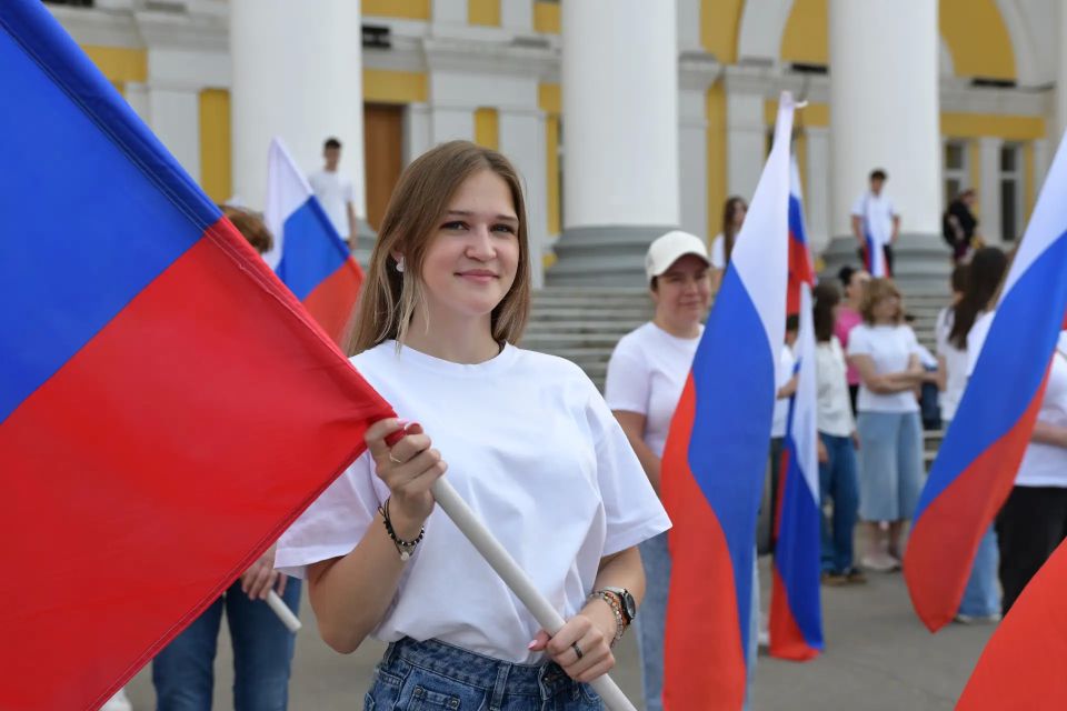 В единстве наша сила. В День России наш округ стал частью большого общенационального праздника В единстве наша сила. В День России наш округ стал частью большого общенационального праздника