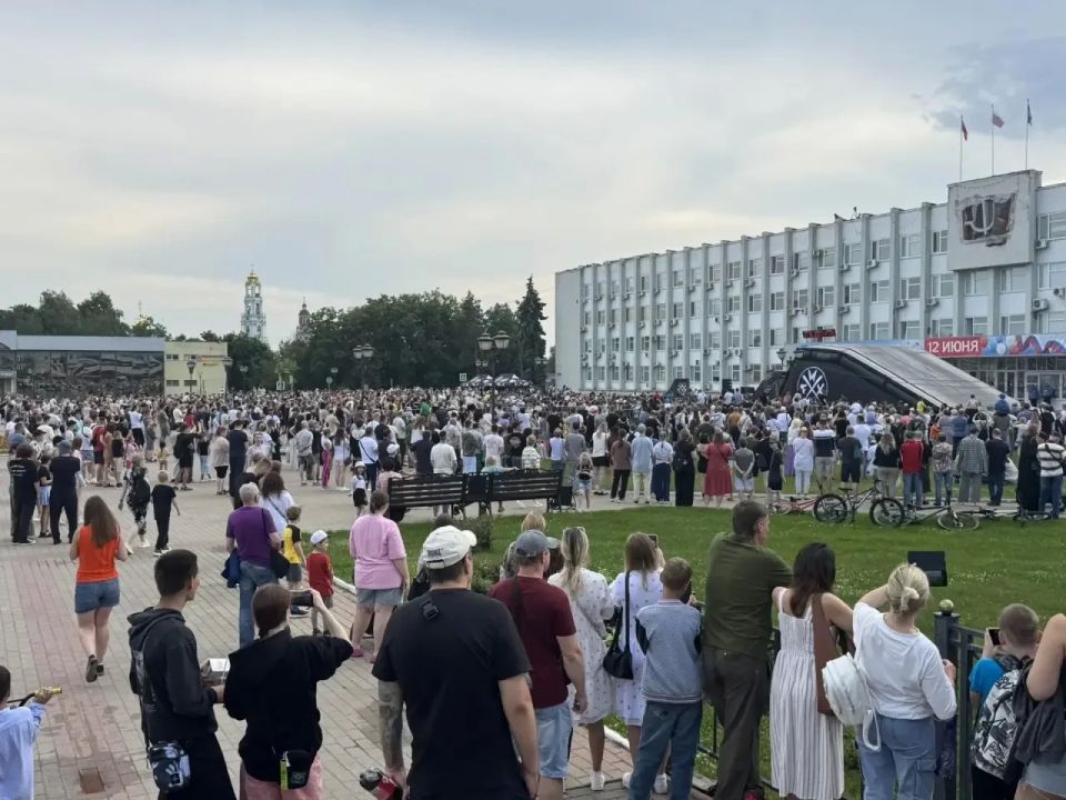 На Советской площади в Сергиевом Посаде состоялось яркое выступление команды мотофристайла FMX13 На Советской площади в Сергиевом Посаде состоялось яркое выступление команды мотофристайла FMX13