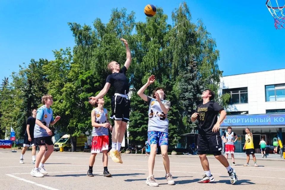 В День России в Химках провели соревнования любительских команд по баскетболу В День России в Химках провели соревнования любительских команд по баскетболу