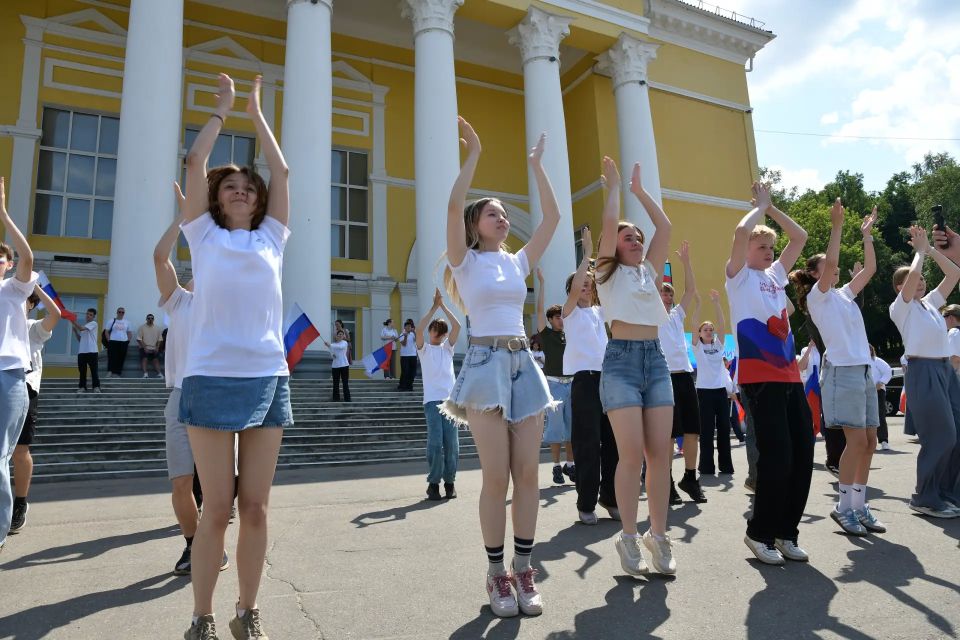В единстве наша сила. В День России наш округ стал частью большого общенационального праздника В единстве наша сила. В День России наш округ стал частью большого общенационального праздника