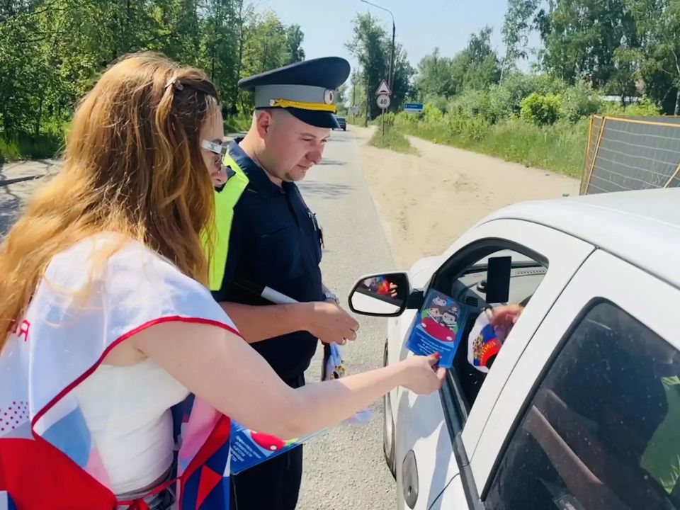 Сотрудники Госавтоинспекции поздравили автолюбителей с праздником и провели акцию «Маленький пассажир-большая ответственность» Сотрудники Госавтоинспекции поздравили автолюбителей с праздником и провели акцию «Маленький пассажир-большая ответственность»