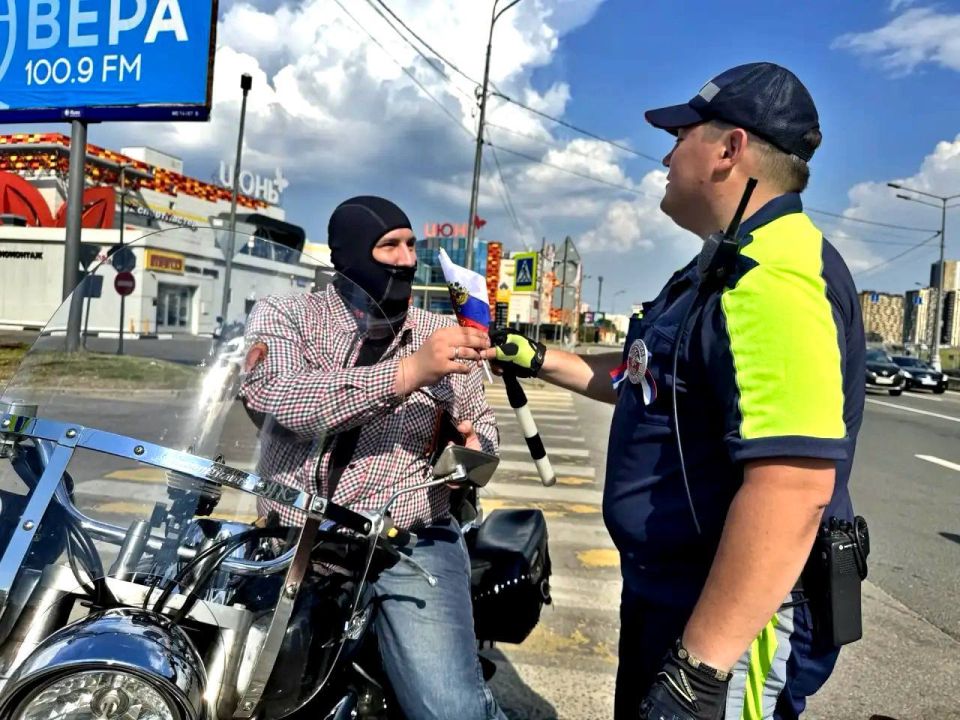 В честь Дня России сотрудники областной Госавтоинспекции и их коллеги из отдела ГИБДД УВД по СЗАО г. Москвы провели совместный рейд на дорогах Красногорска В честь Дня России сотрудники областной Госавтоинспекции и их коллеги из отдела ГИБДД УВД по СЗАО г. Москвы провели совместный рейд на дорогах Красногорска