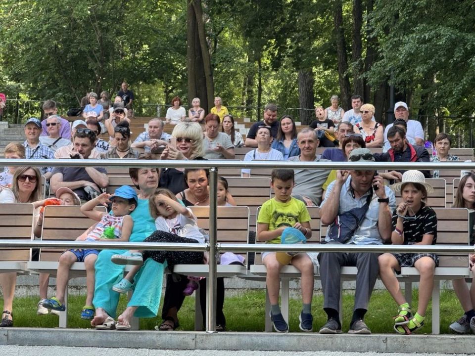 В Городском парке на сцене Зелёного театра проходит яркая концертная программа В Городском парке на сцене Зелёного театра проходит яркая концертная программа