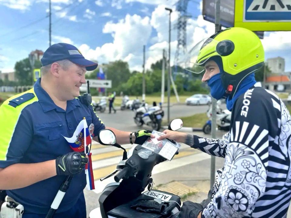 В честь Дня России сотрудники областной Госавтоинспекции и их коллеги из отдела ГИБДД УВД по СЗАО г. Москвы провели совместный рейд на дорогах Красногорска В честь Дня России сотрудники областной Госавтоинспекции и их коллеги из отдела ГИБДД УВД по СЗАО г. Москвы провели совместный рейд на дорогах Красногорска