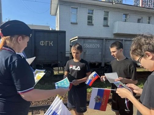 ООД ПДН УТ МВД России по ЦФО организовал для несовершеннолетних пассажиров профилактическую акцию в честь Дня России ООД ПДН УТ МВД России по ЦФО организовал для несовершеннолетних пассажиров профилактическую акцию в честь Дня России
