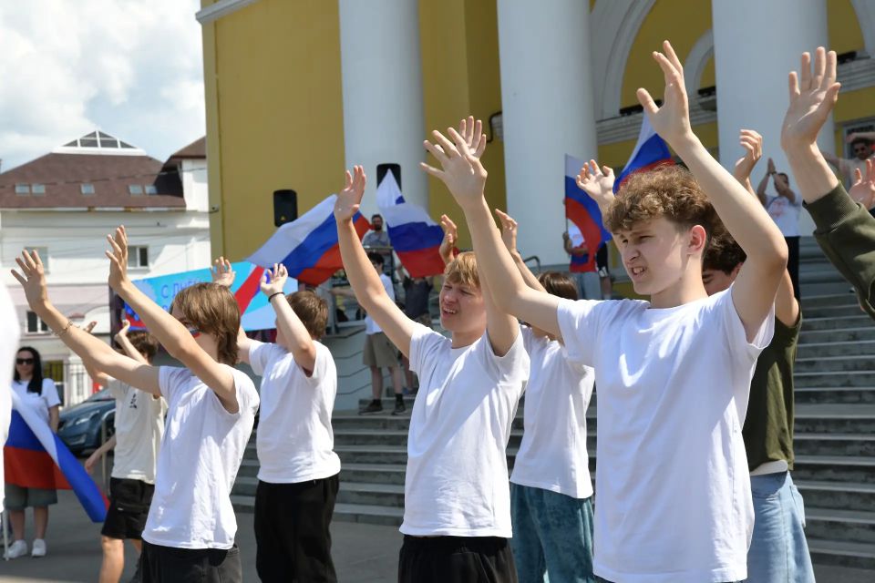 В единстве наша сила. В День России наш округ стал частью большого общенационального праздника В единстве наша сила. В День России наш округ стал частью большого общенационального праздника