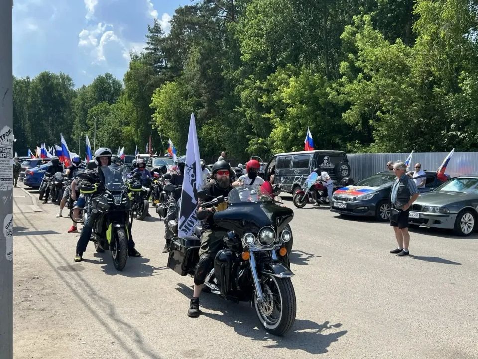 В Ступино состоялся автомотопробег в честь Дня России В Ступино состоялся автомотопробег в честь Дня России