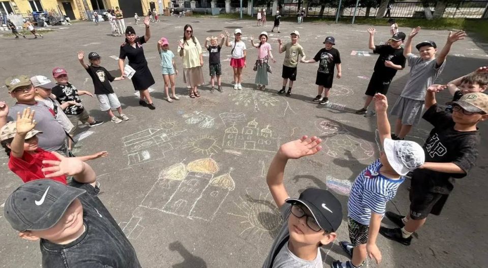Транспортные полицейские линейного отдела полиции на станции Унеча провели мероприятие в преддверии празднования «Дня России» Транспортные полицейские линейного отдела полиции на станции Унеча провели мероприятие в преддверии празднования «Дня России»